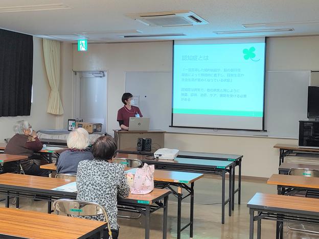 市民センターで講演を行う塩田看護師