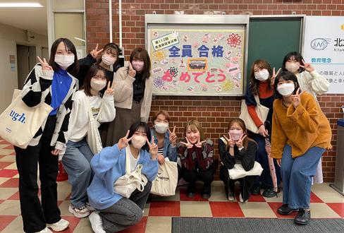 卒業生の記念集合写真