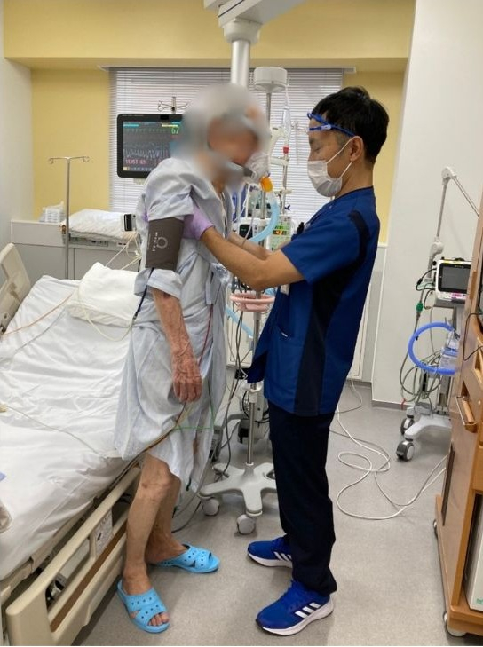 集中治療室での立位訓練.jpg